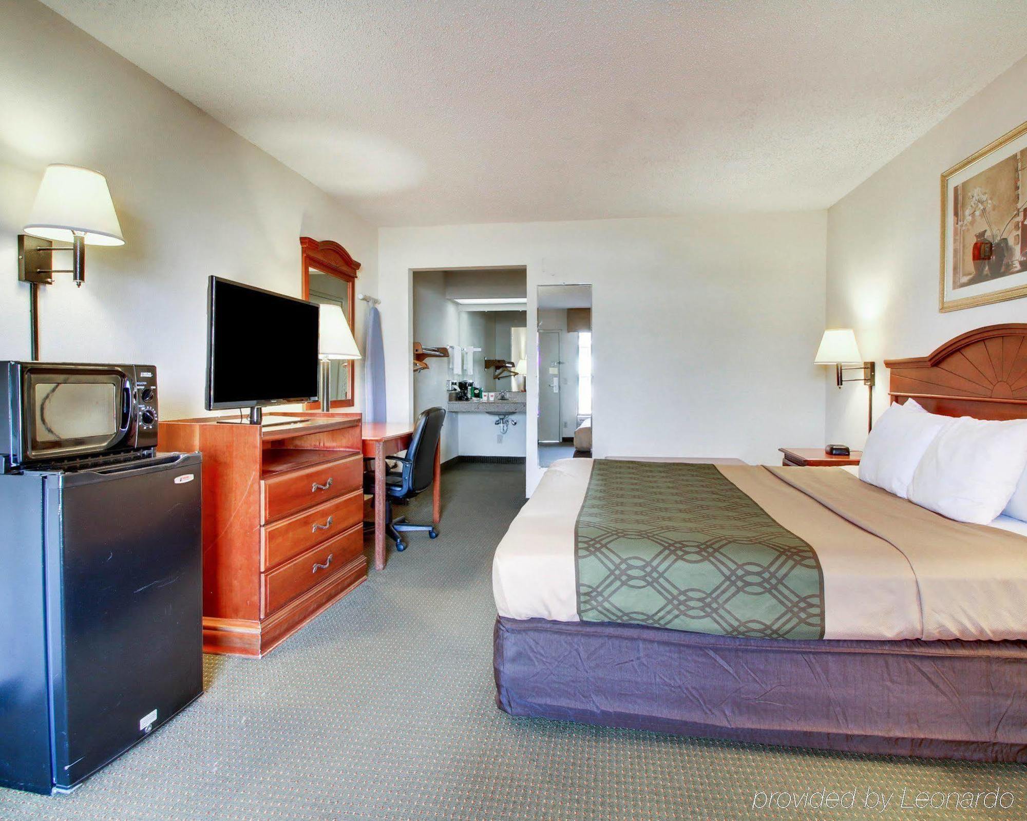 Econo Lodge Inn & Suites Gulfport Exterior photo