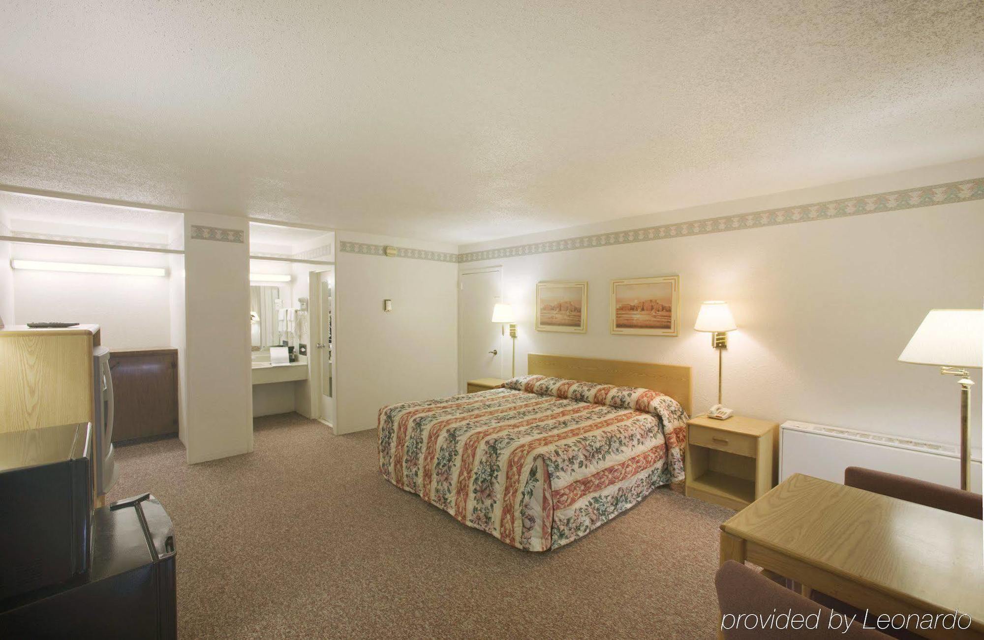 Econo Lodge Carlsbad Room photo