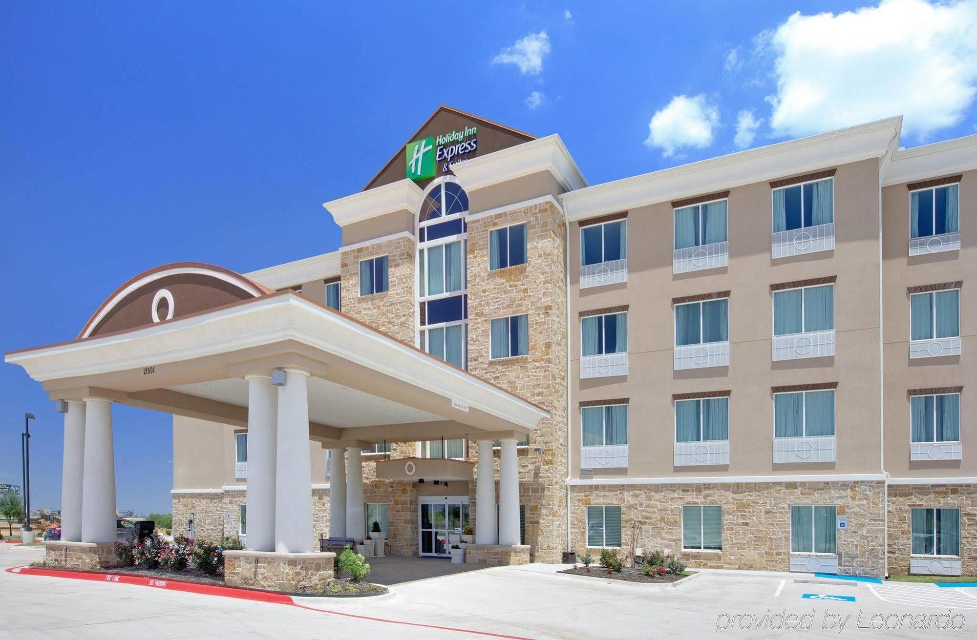 La Quinta Inn & Suites By Wyndham Northlake Ft. Worth Roanoke Exterior photo