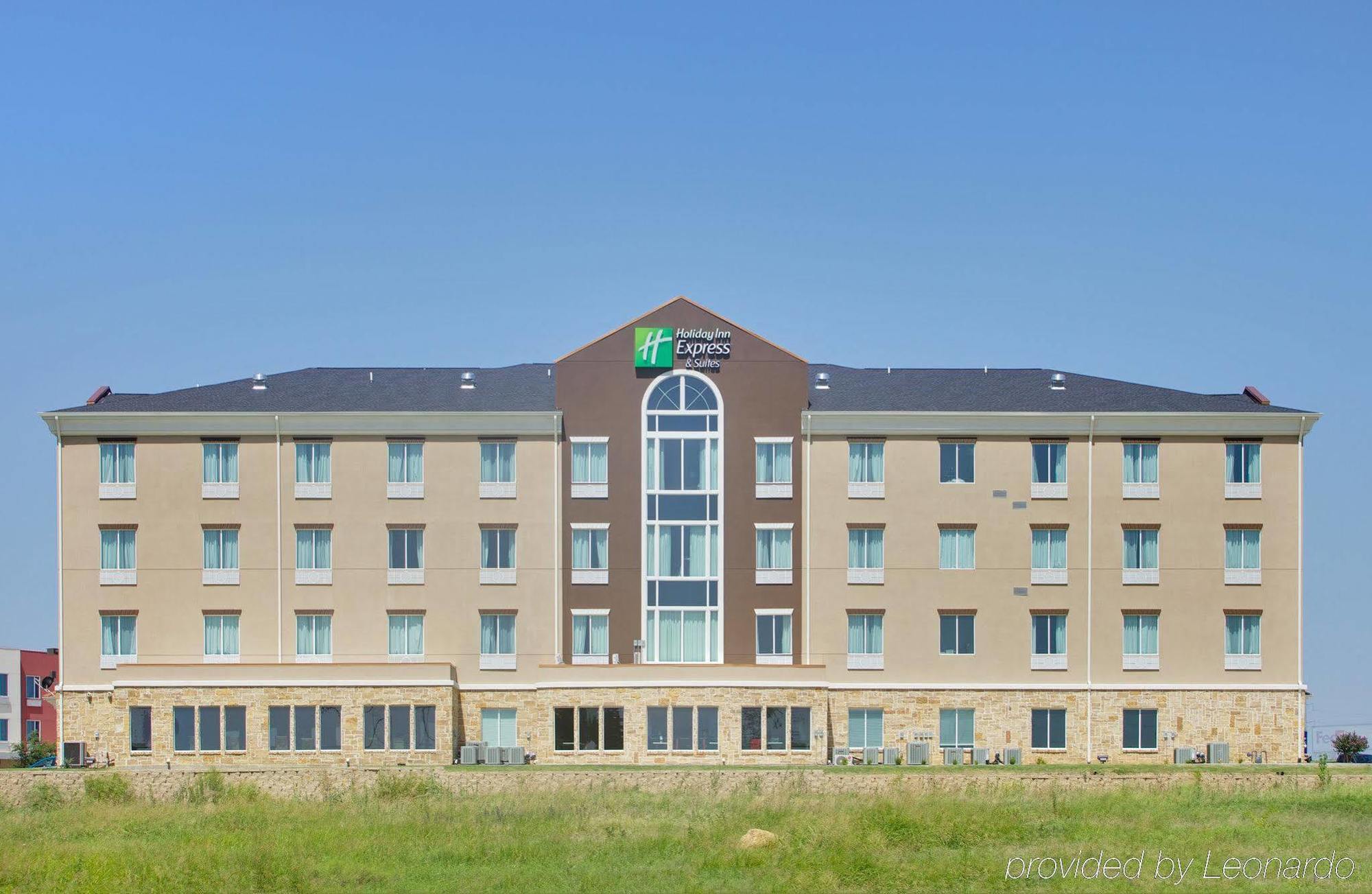 La Quinta Inn & Suites By Wyndham Northlake Ft. Worth Roanoke Exterior photo