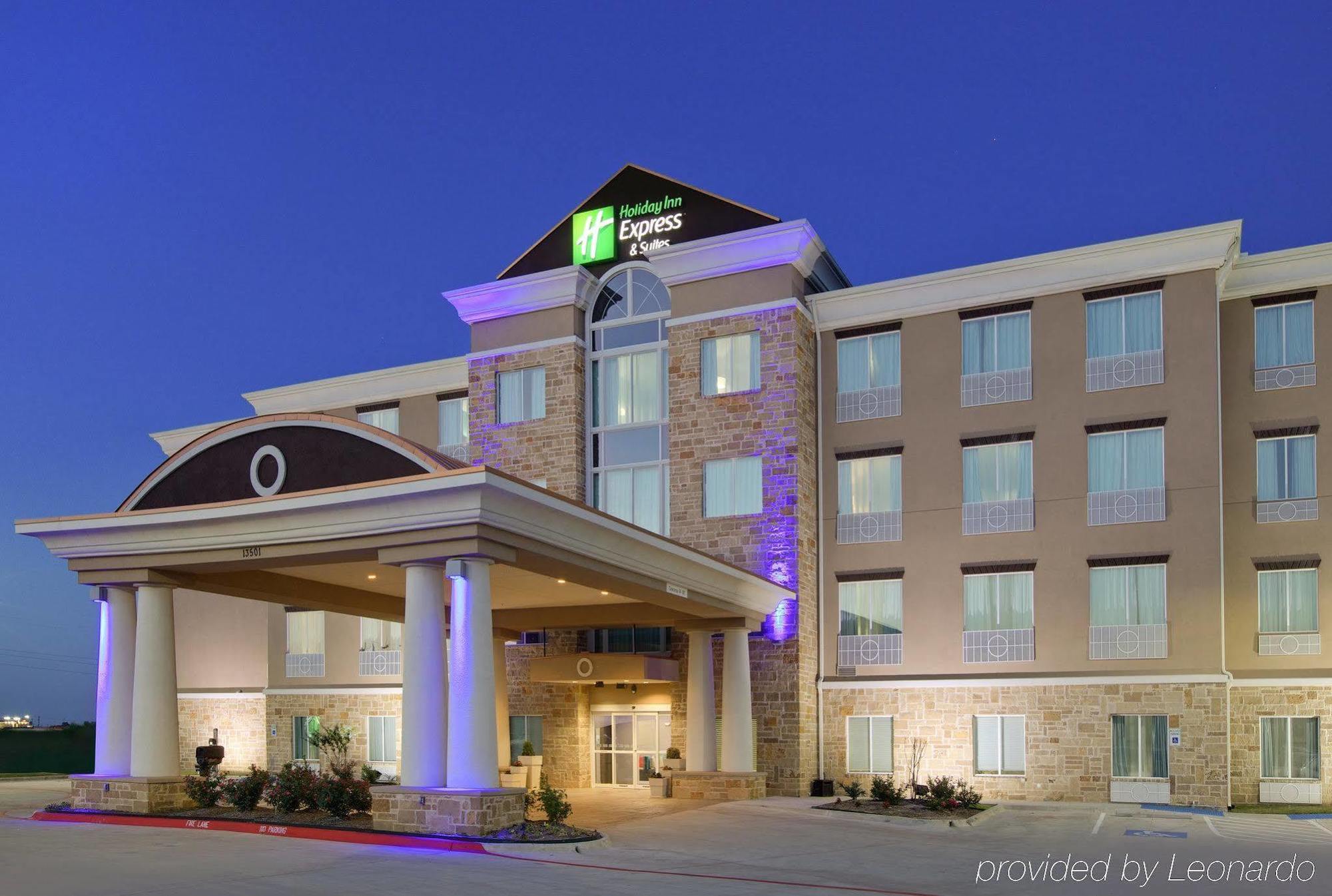 La Quinta Inn & Suites By Wyndham Northlake Ft. Worth Roanoke Exterior photo