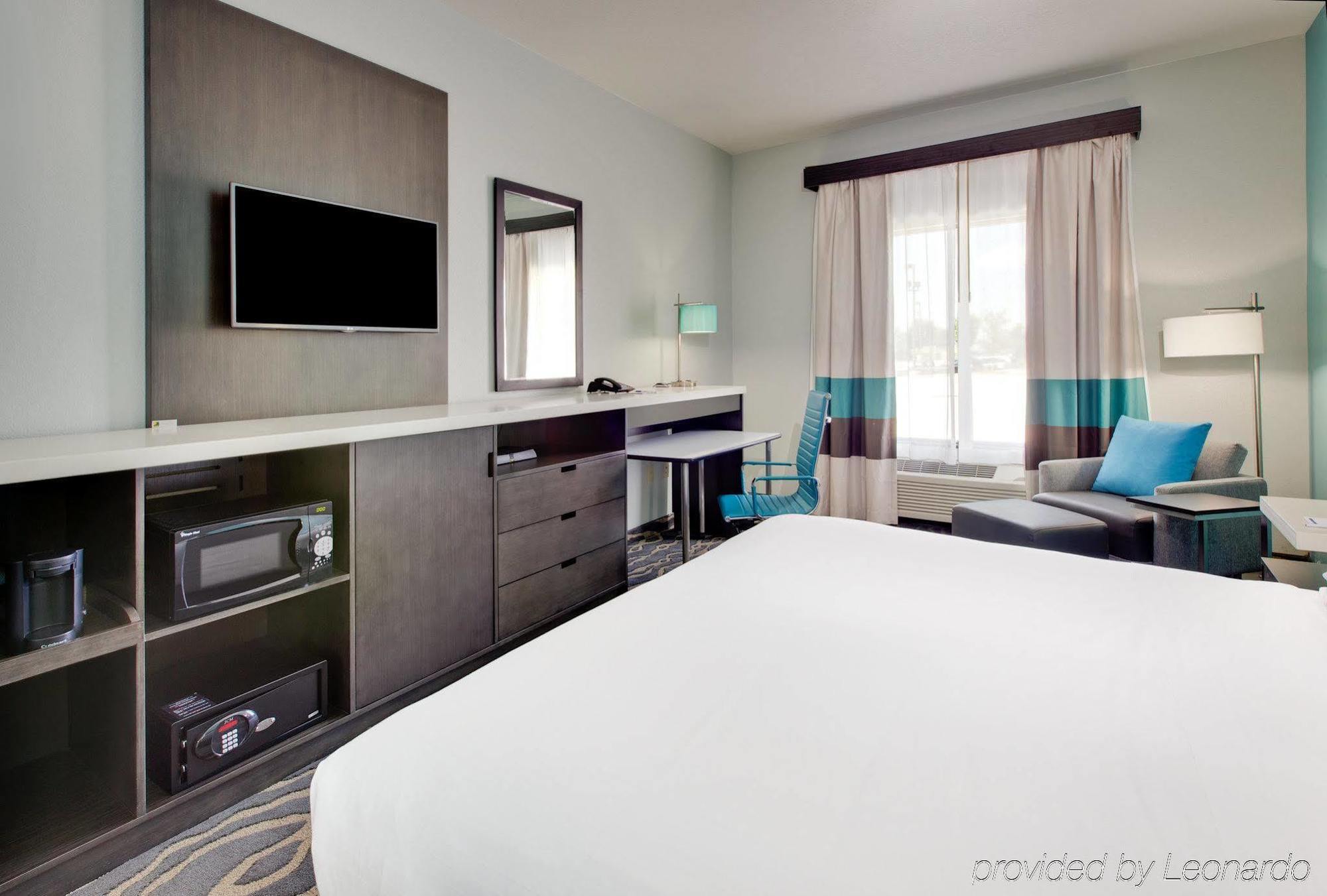 La Quinta Inn & Suites By Wyndham Northlake Ft. Worth Roanoke Exterior photo
