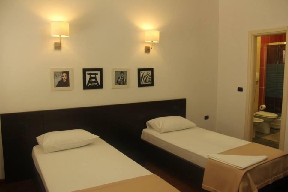 Yasmine'S Hotel & Arabic Restaurant Tirana Room photo