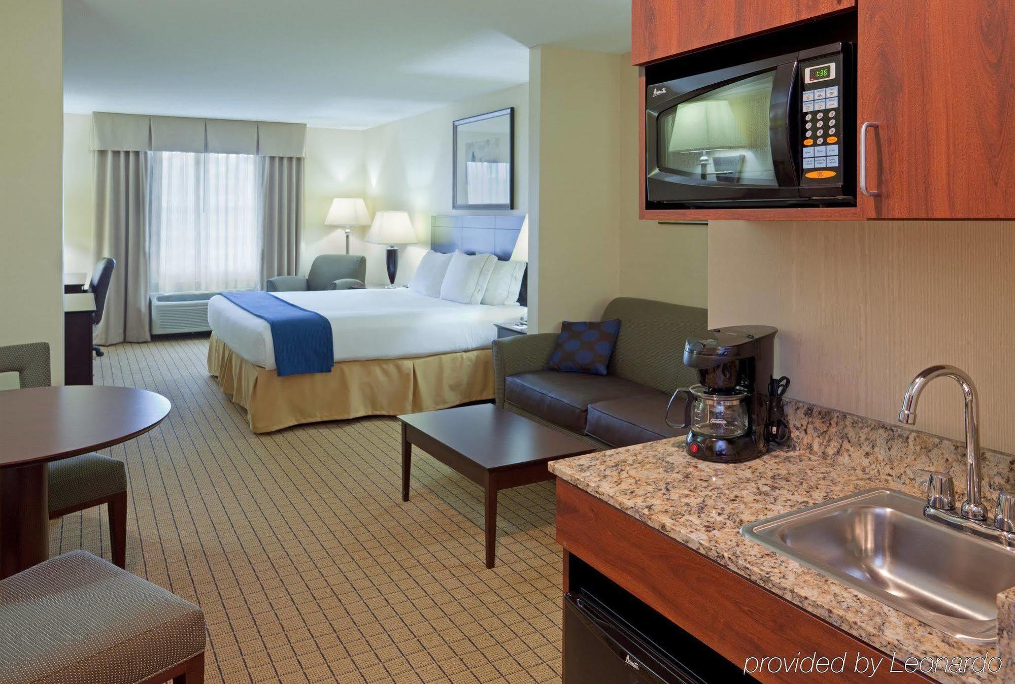 Holiday Inn Express Hotel & Suites Rochester, An Ihg Hotel Room photo