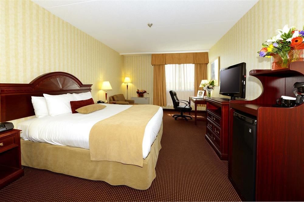 Best Western Plus Toronto Airport Hotel Mississauga Exterior photo