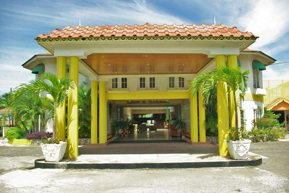 Club Ambiance (Adults Only) Hotel Runaway Bay Exterior photo