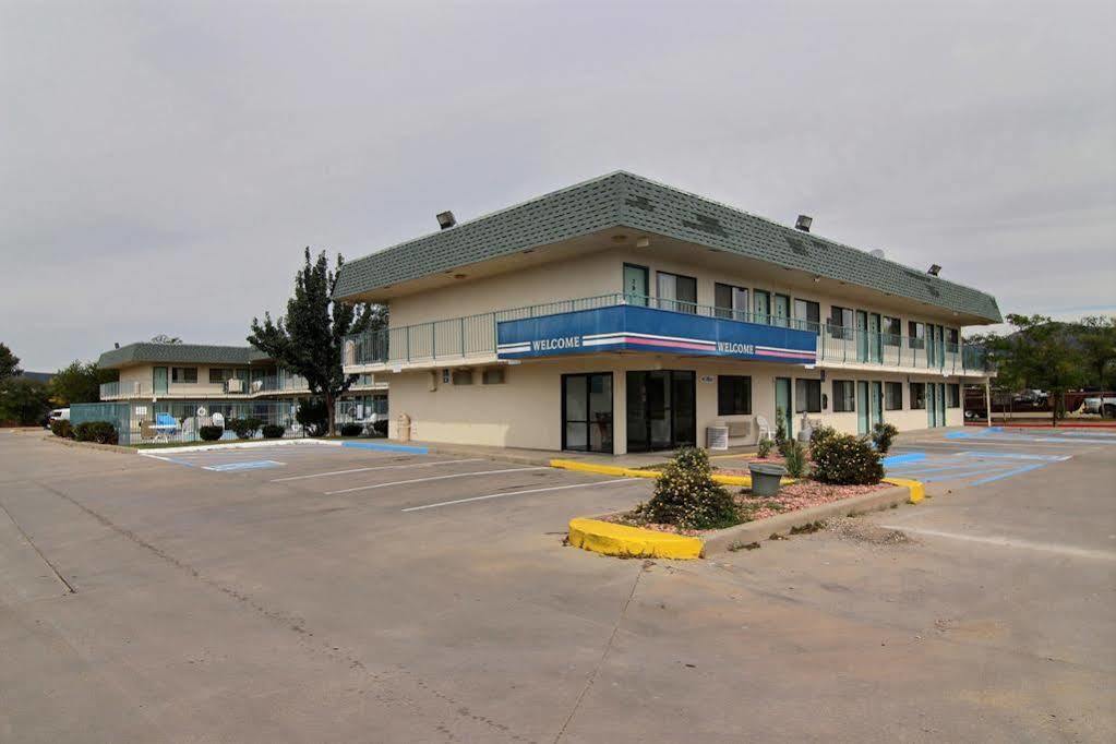 Travelodge By Wyndham Raton Exterior photo