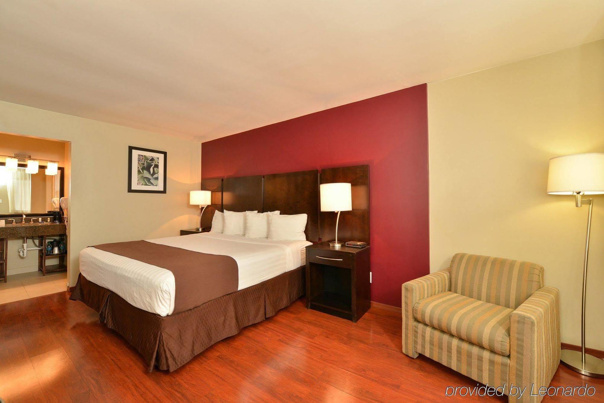 Quality Inn & Suites Phoenix Nw - Sun City Youngtown Exterior photo