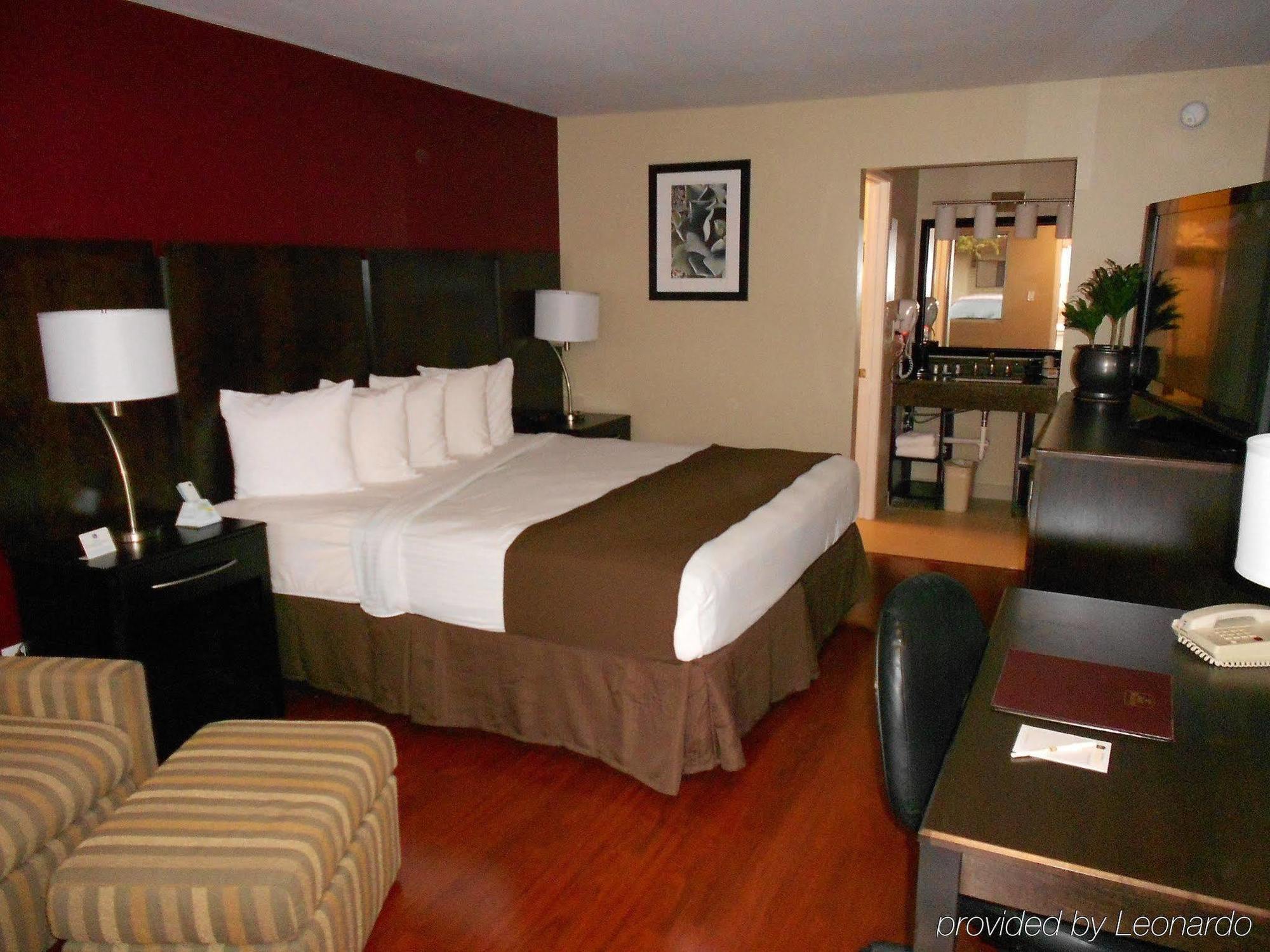 Quality Inn & Suites Phoenix Nw - Sun City Youngtown Exterior photo