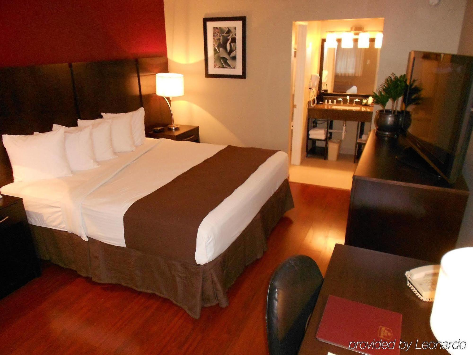 Quality Inn & Suites Phoenix Nw - Sun City Youngtown Room photo