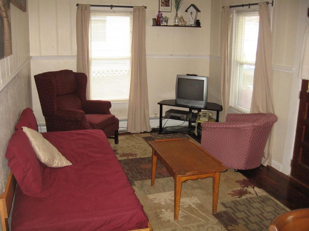 Lakeside Getaway Apartment Weirs Beach Room photo