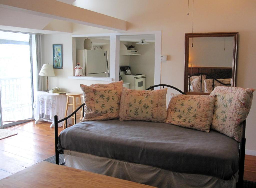 Lakeside Getaway Apartment Weirs Beach Room photo