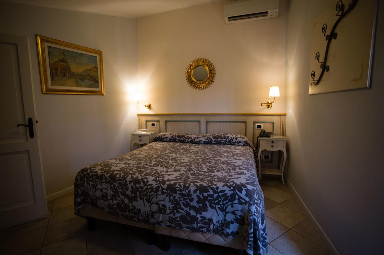 Alessi Hotel Trattoria Desenzano del Garda Exterior photo