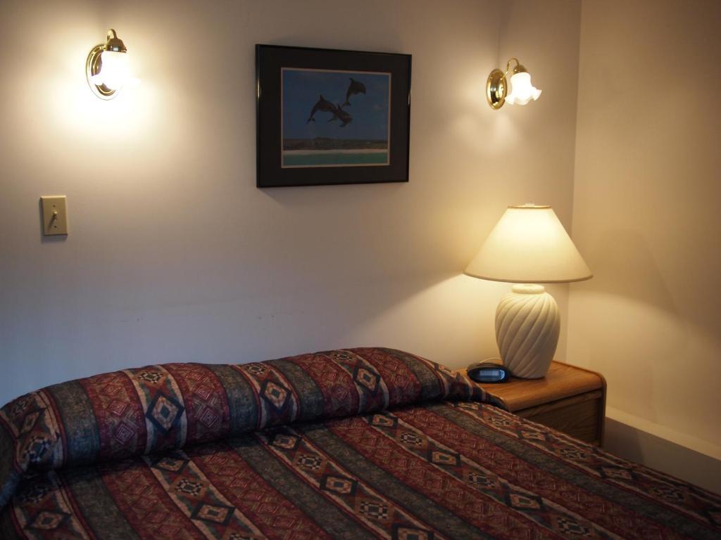 Whale'S Tail Guest Suites Ucluelet Room photo