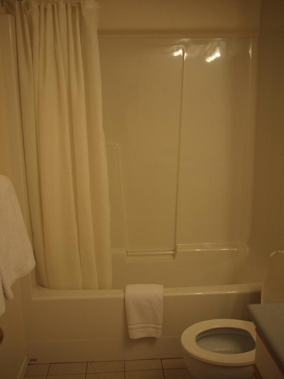 Whale'S Tail Guest Suites Ucluelet Room photo