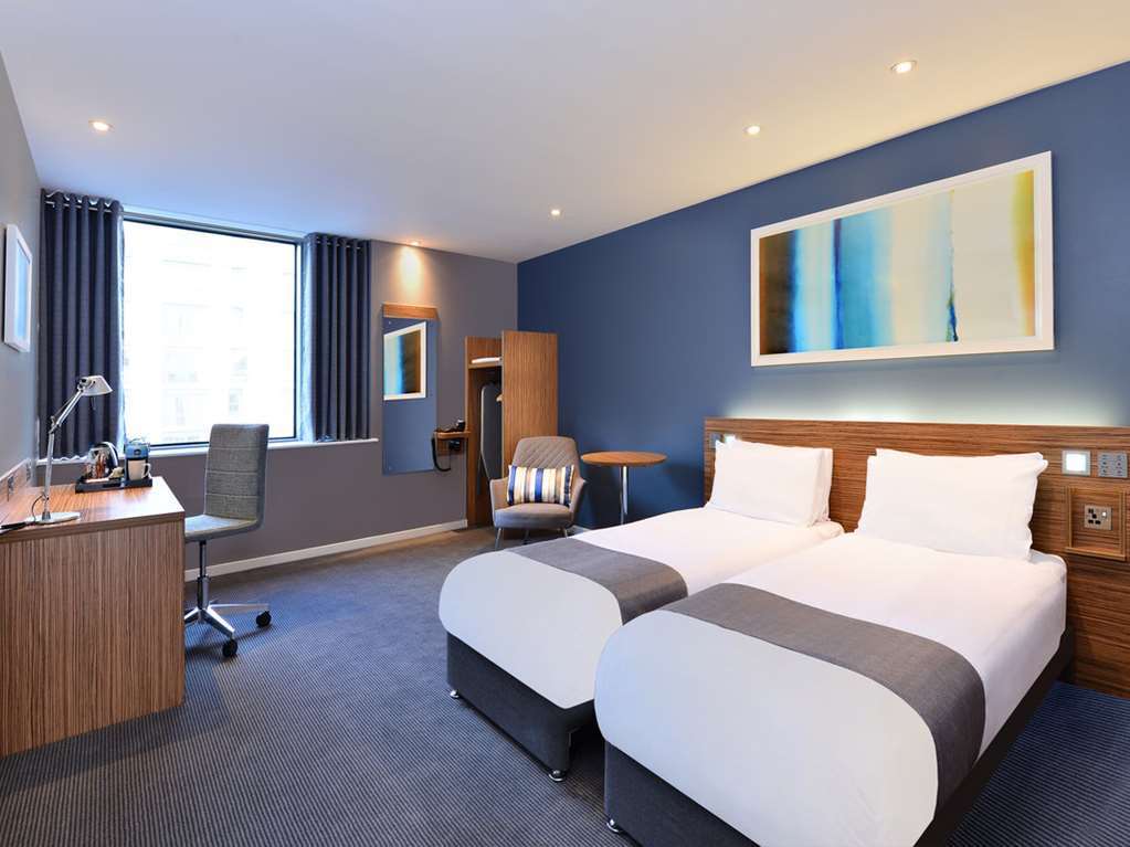 Travelodge London Central City Road Room photo