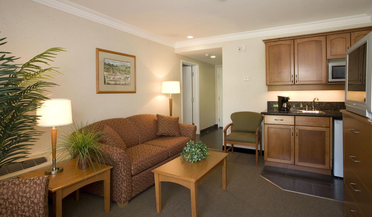 Best Western Plus Kelowna Hotel & Suites Room photo