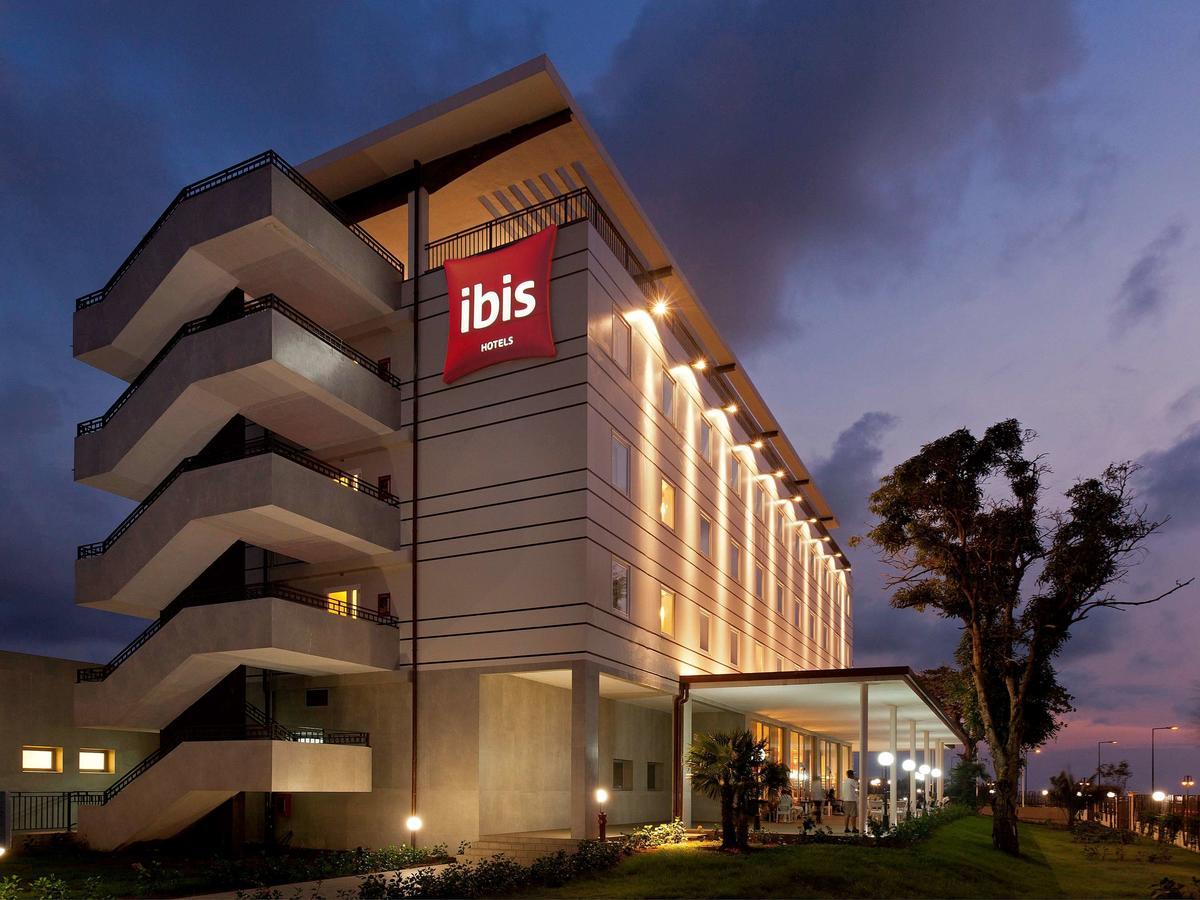 Ibis Bata Hotel Exterior photo