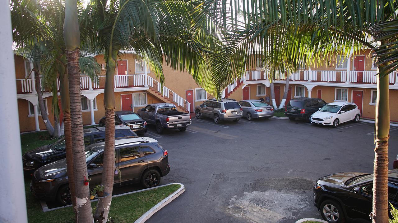 Paradise Inn And Suites Los Angeles Exterior photo