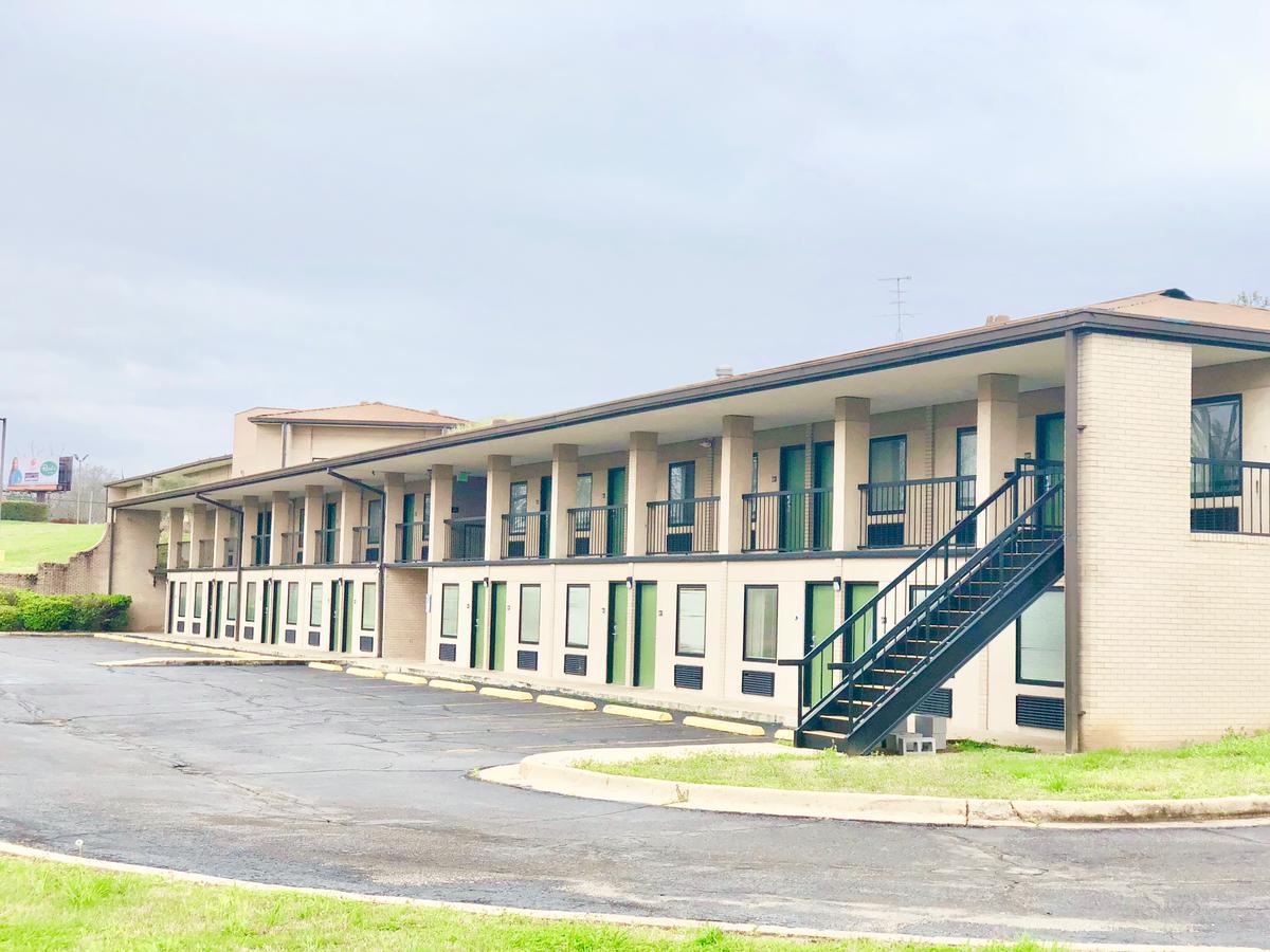 Super 8 By Wyndham-Tupelo Airport Motel Exterior photo