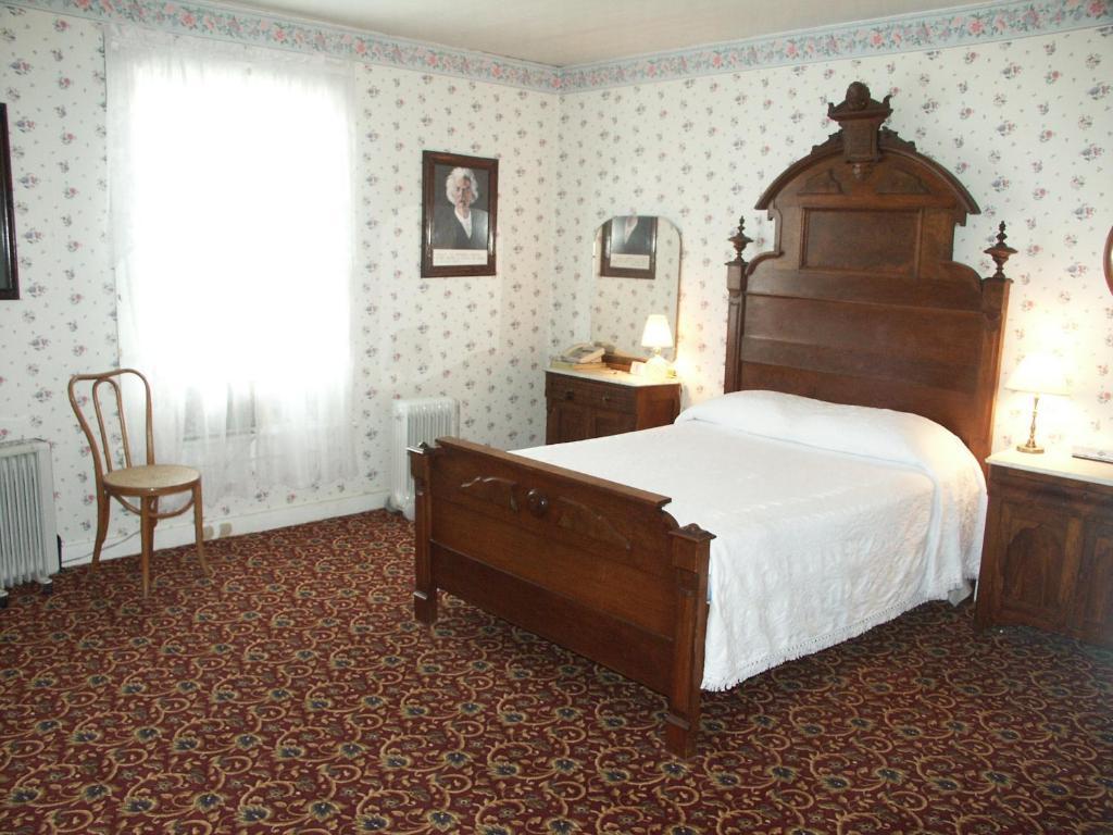 Bridgeport Inn Room photo