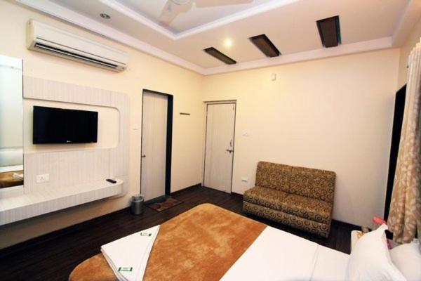 Hotel Lee Grand Shirdi Room photo