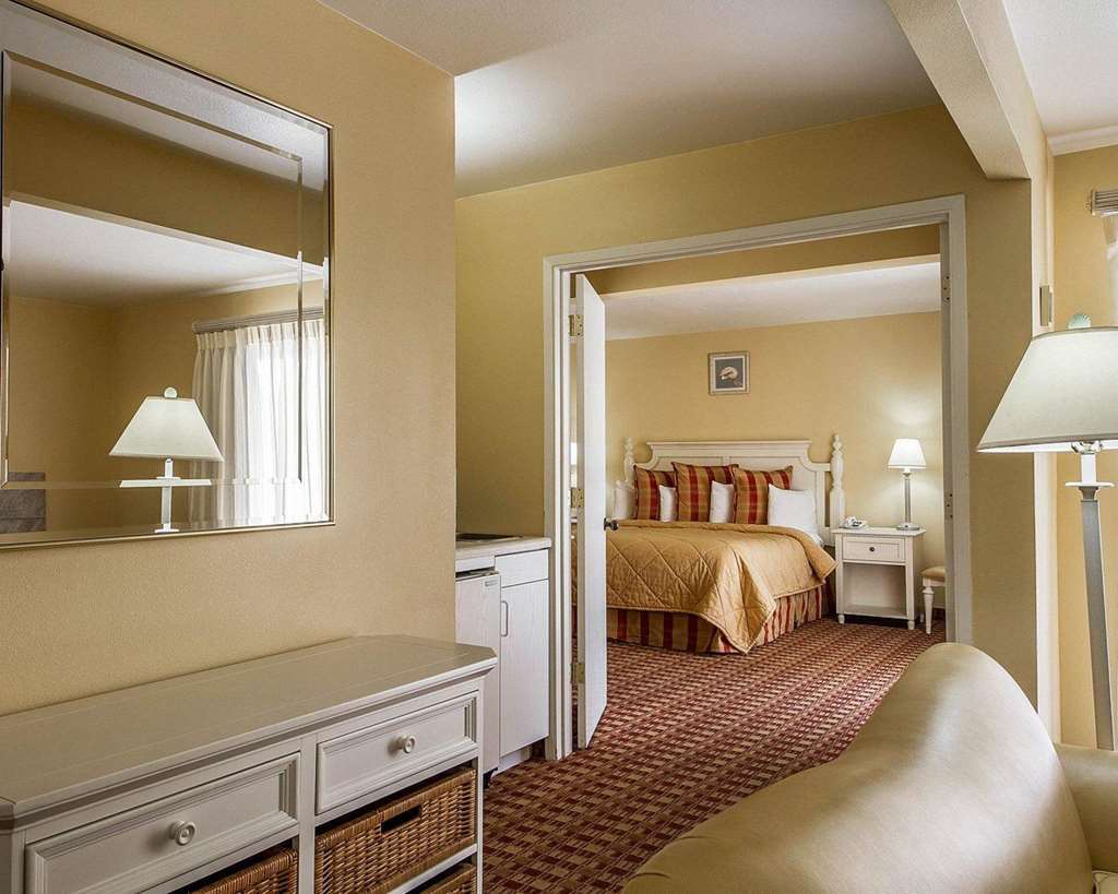 Quality Inn & Suites Capitola Room photo