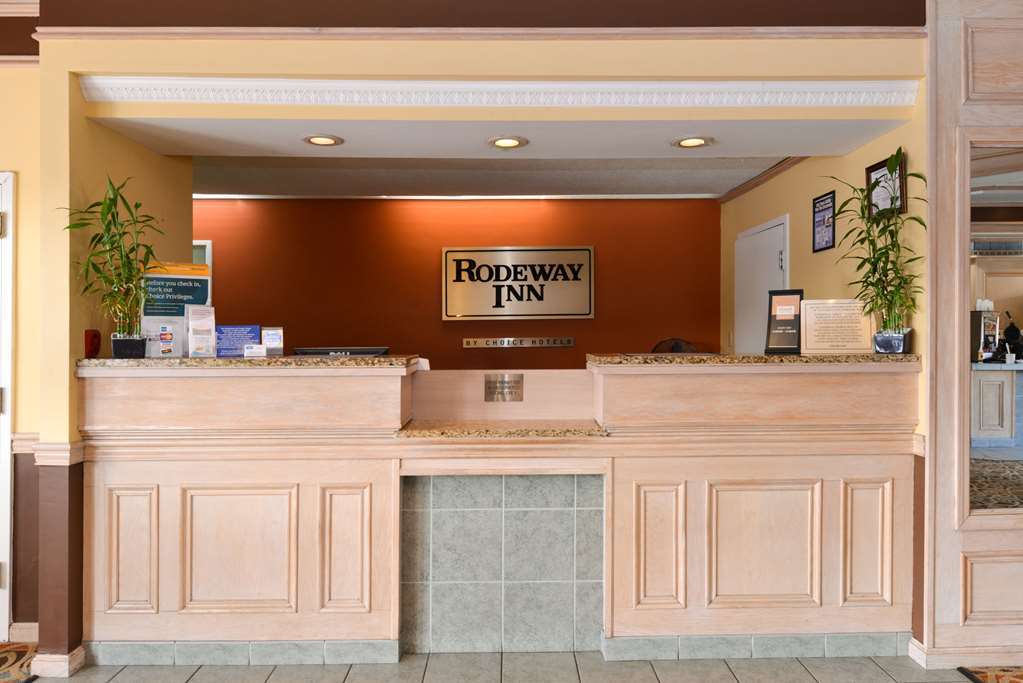 Quality Inn & Suites Fayetteville I-95 Interior photo