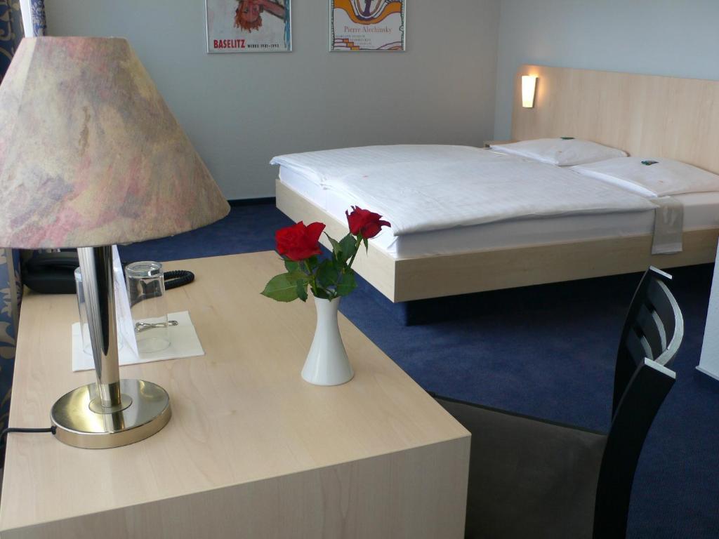 Hotel Meran Hallenbad & Sauna Saarbruecken Room photo