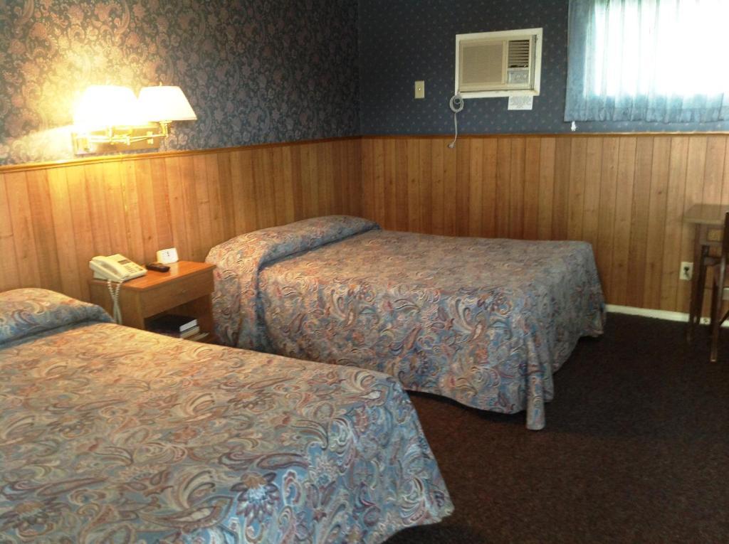 Bridgeport Inn Room photo