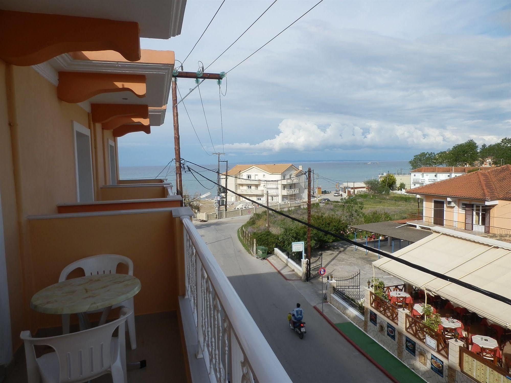 Planos Beach Hotel Exterior photo