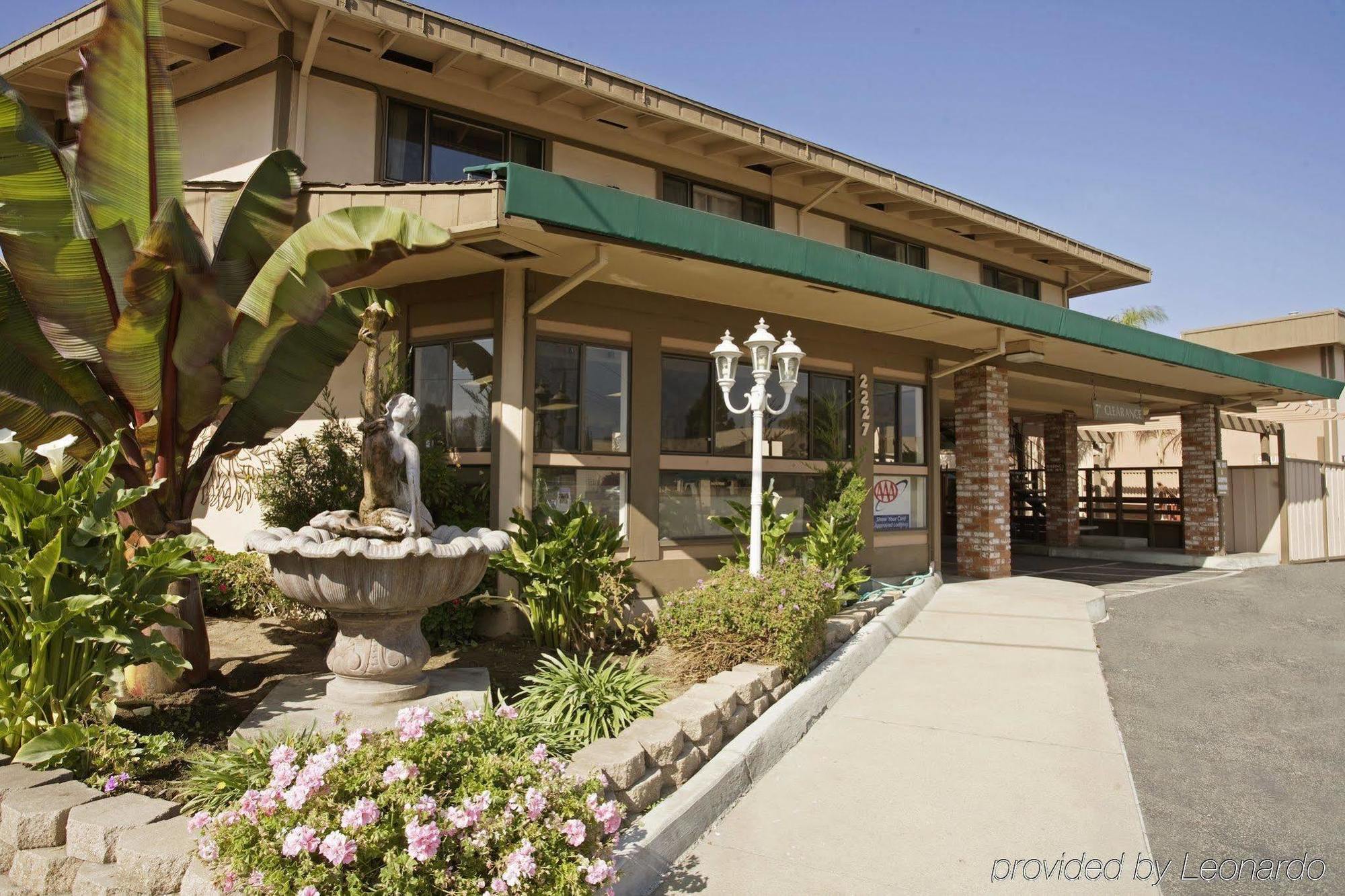 Red Roof Inn & Suites Monterey Exterior photo