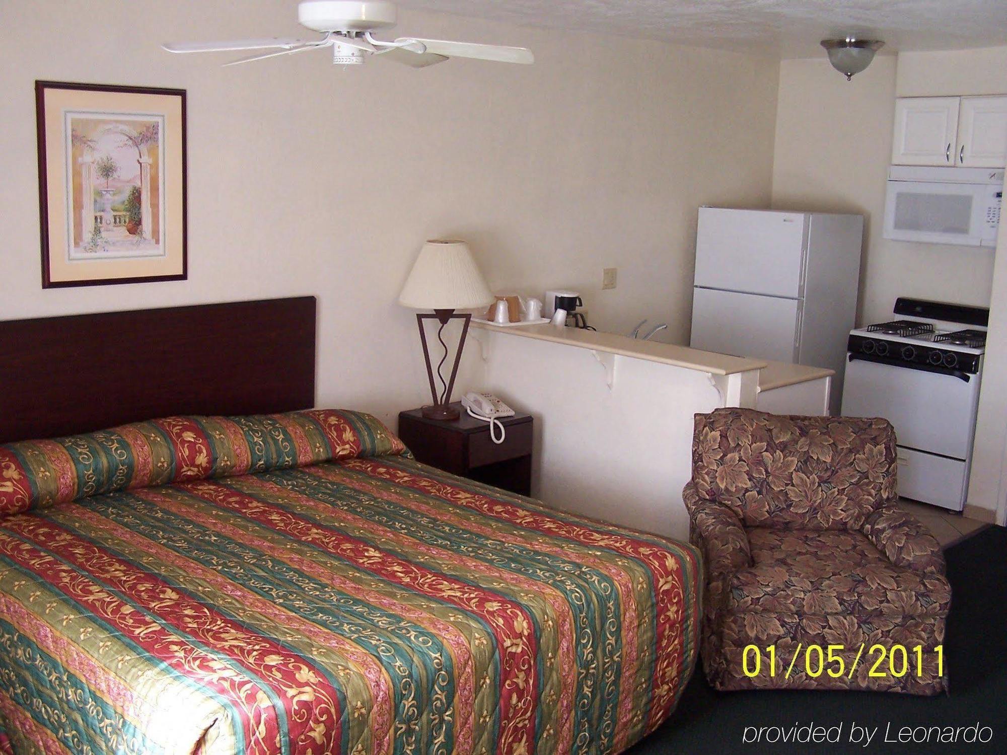 American Inn & Suites Pomona Room photo