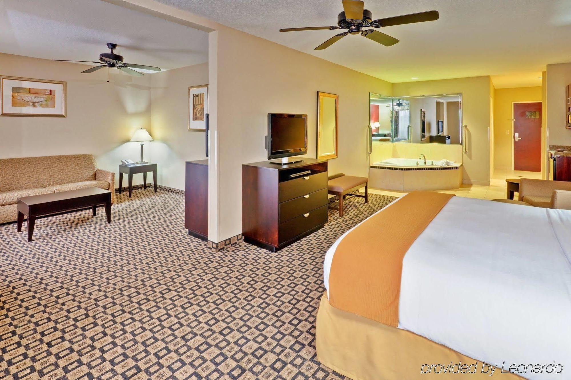 Holiday Inn Express Hotel & Suites Clinton, An Ihg Hotel Room photo