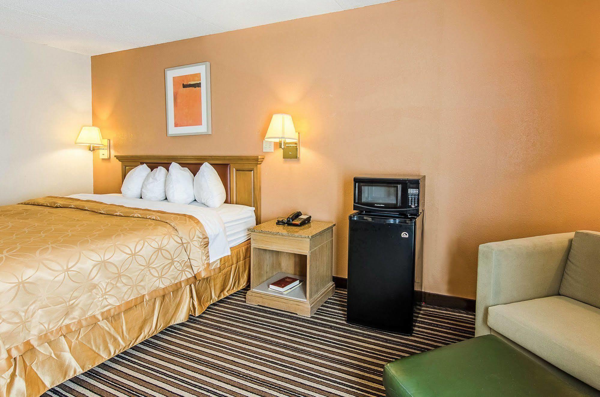 Econo Lodge Inn & Suites - Norton Exterior photo