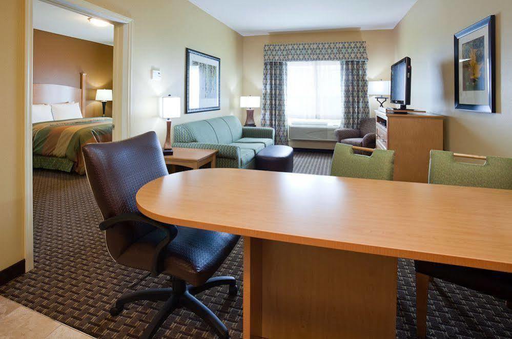 Hawthorn Suites By Wyndham Minot Room photo
