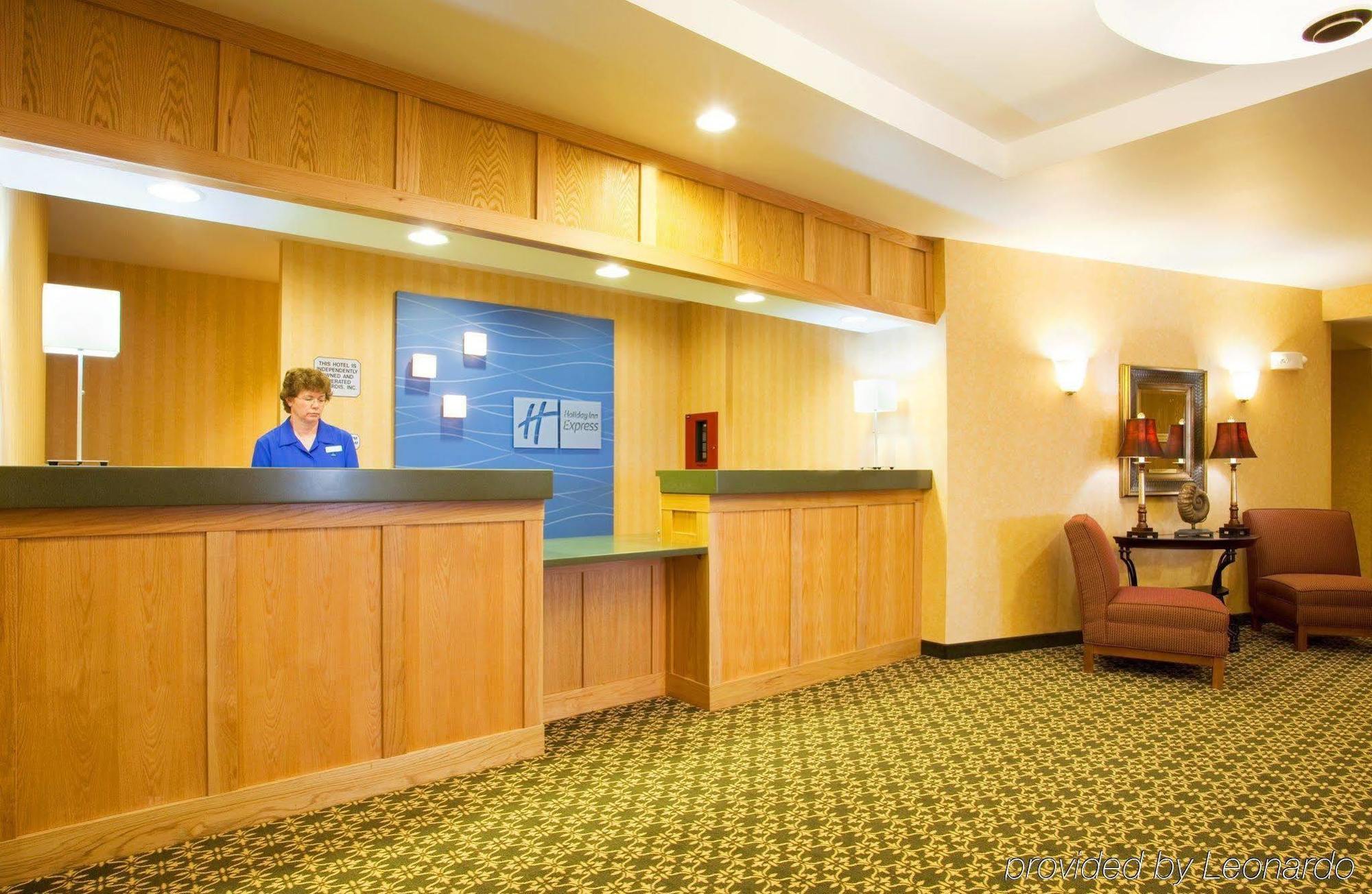 Holiday Inn Express & Suites Iron Mountain, An Ihg Hotel Interior photo