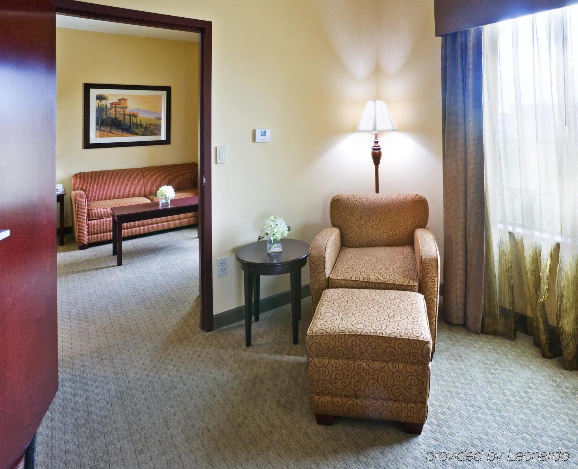 Holiday Inn Express & Suites Texarkana, An Ihg Hotel Room photo