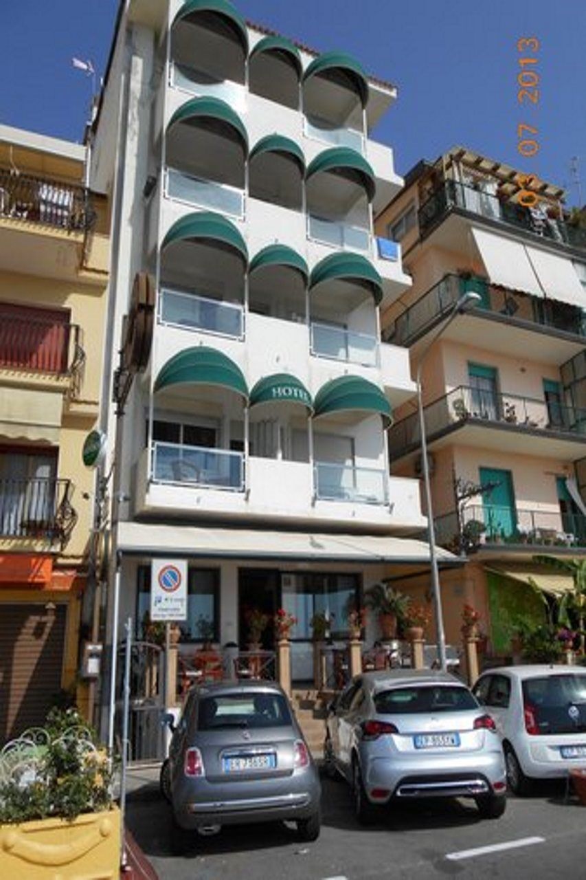 Tysandros Hotel Apartments Giardini Naxos Exterior photo