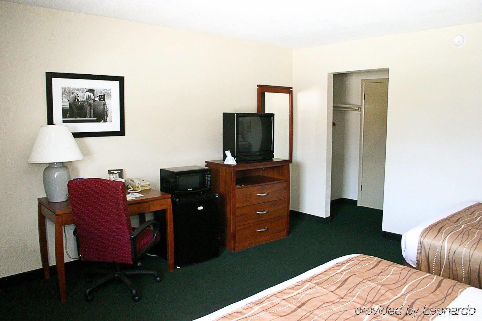 Best Western Hospitality House Emporia Room photo