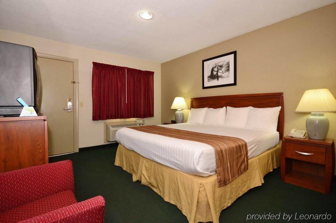 Best Western Hospitality House Emporia Room photo