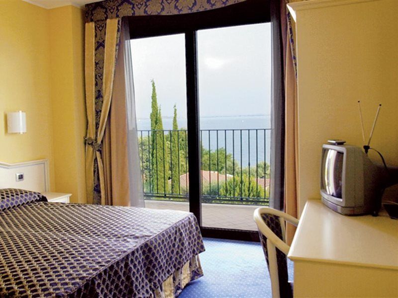 Ahg Riva Del Sole Hotel Moniga del Garda Exterior photo