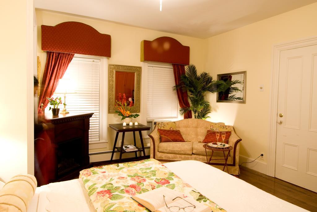 Quintessentials Bed And Breakfast And Spa East Marion Room photo