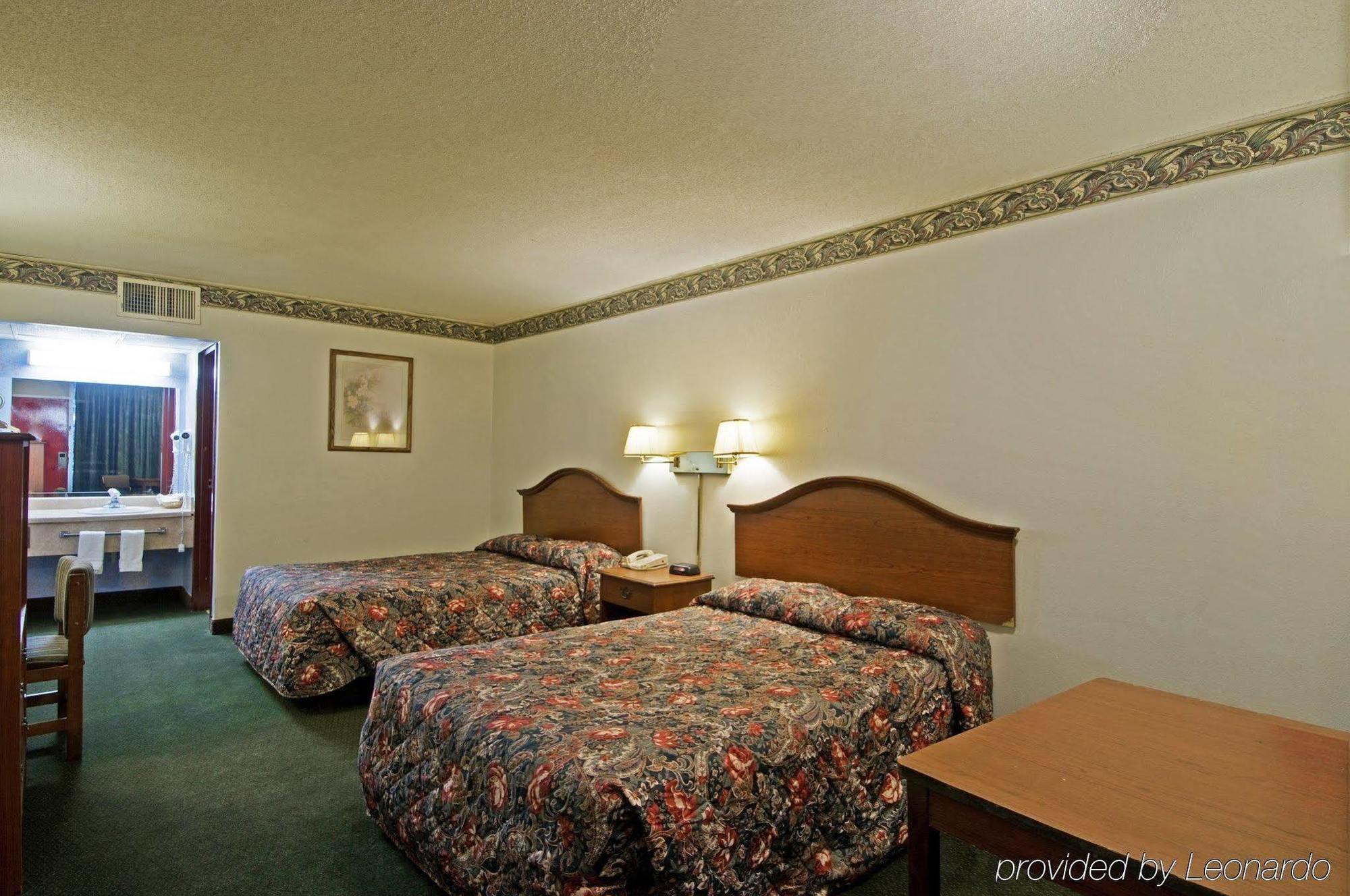 Quality Inn Shawnee I-40 Room photo