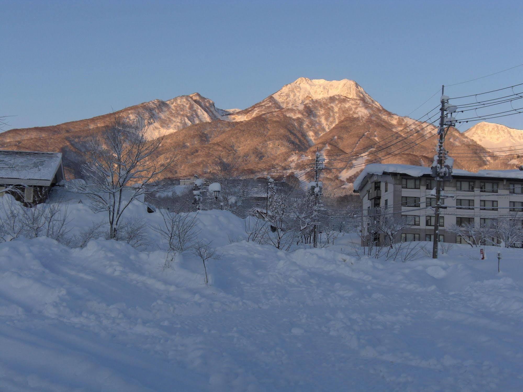 Akakura Yours Inn Myoko Exterior photo