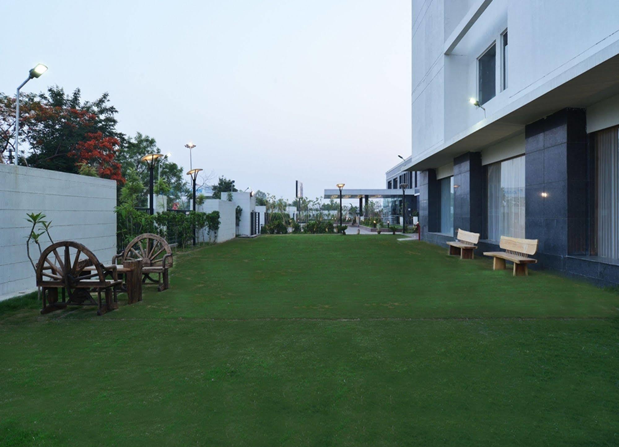Red Fox Hotel Bhiwadi Exterior photo
