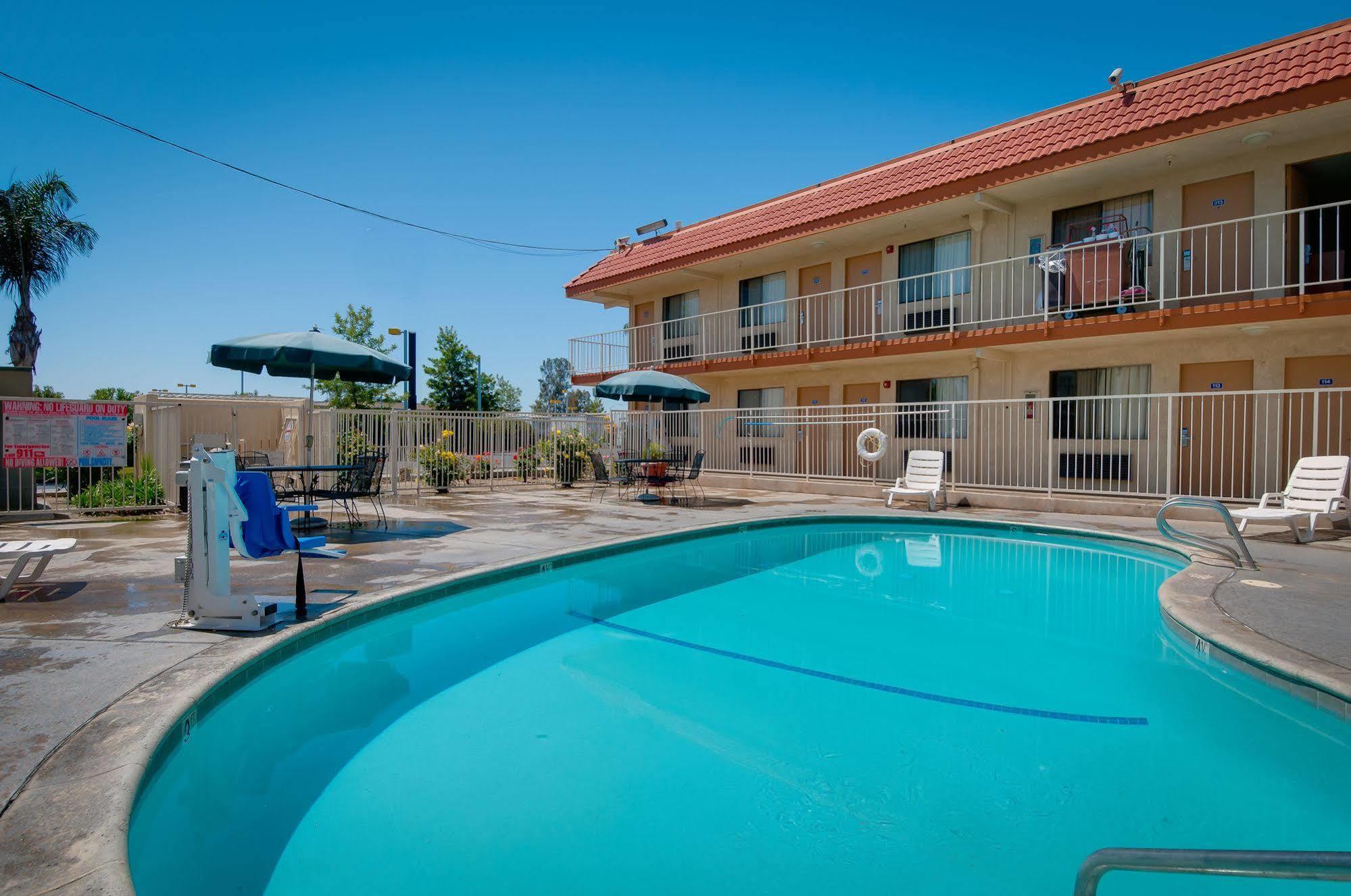 Vagabond Inn Bakersfield South Exterior photo