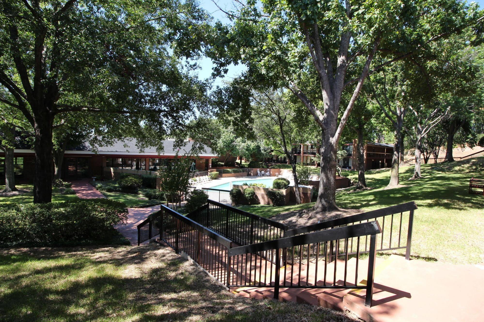 Magnuson Grand Hotel And Conference Center Tyler Exterior photo