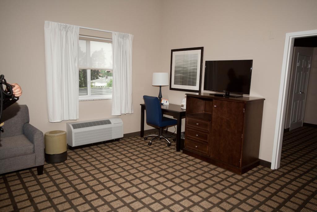 Baymont By Wyndham Erie Hotel Room photo