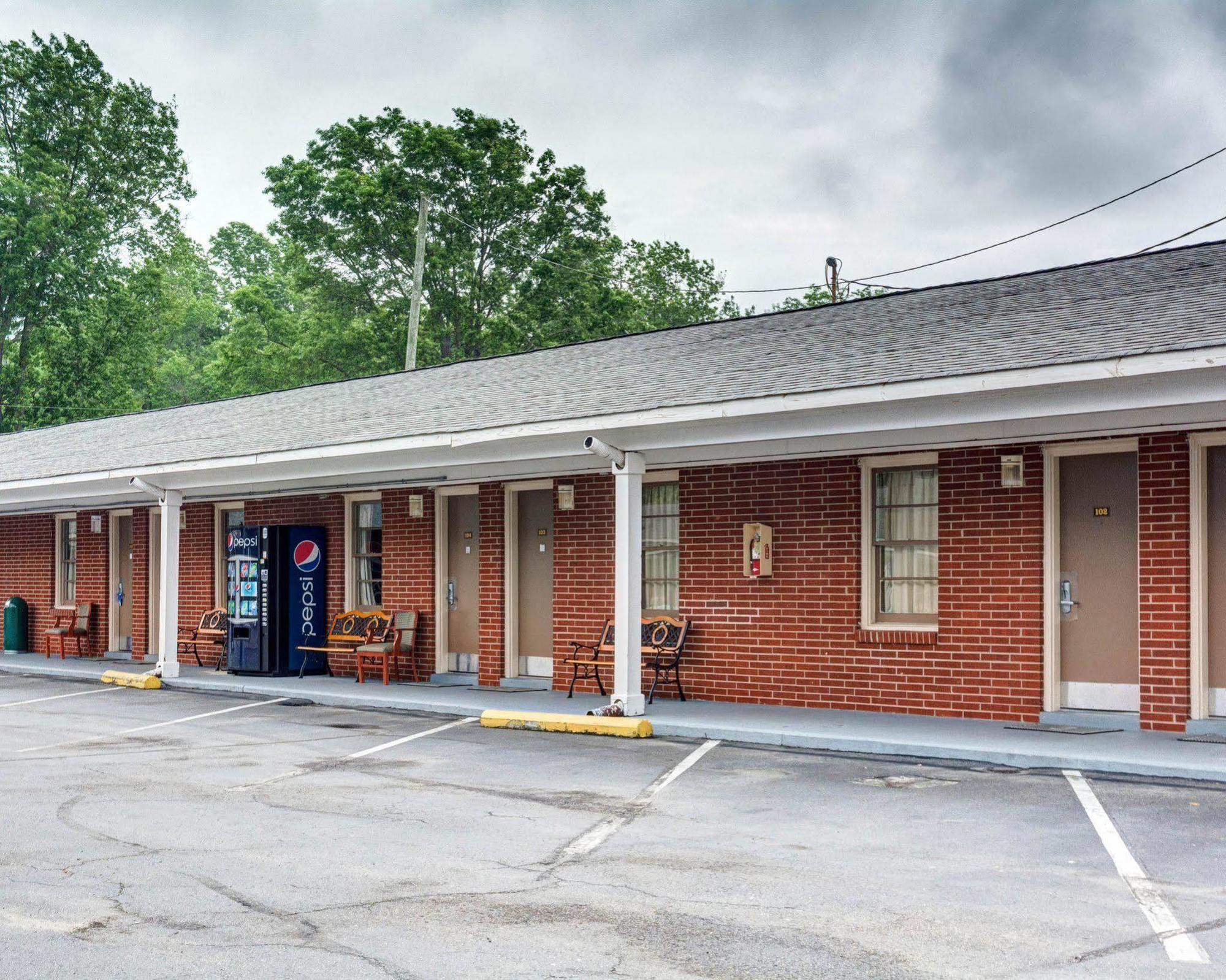 Rodeway Inn & Suites Williamsburg Exterior photo